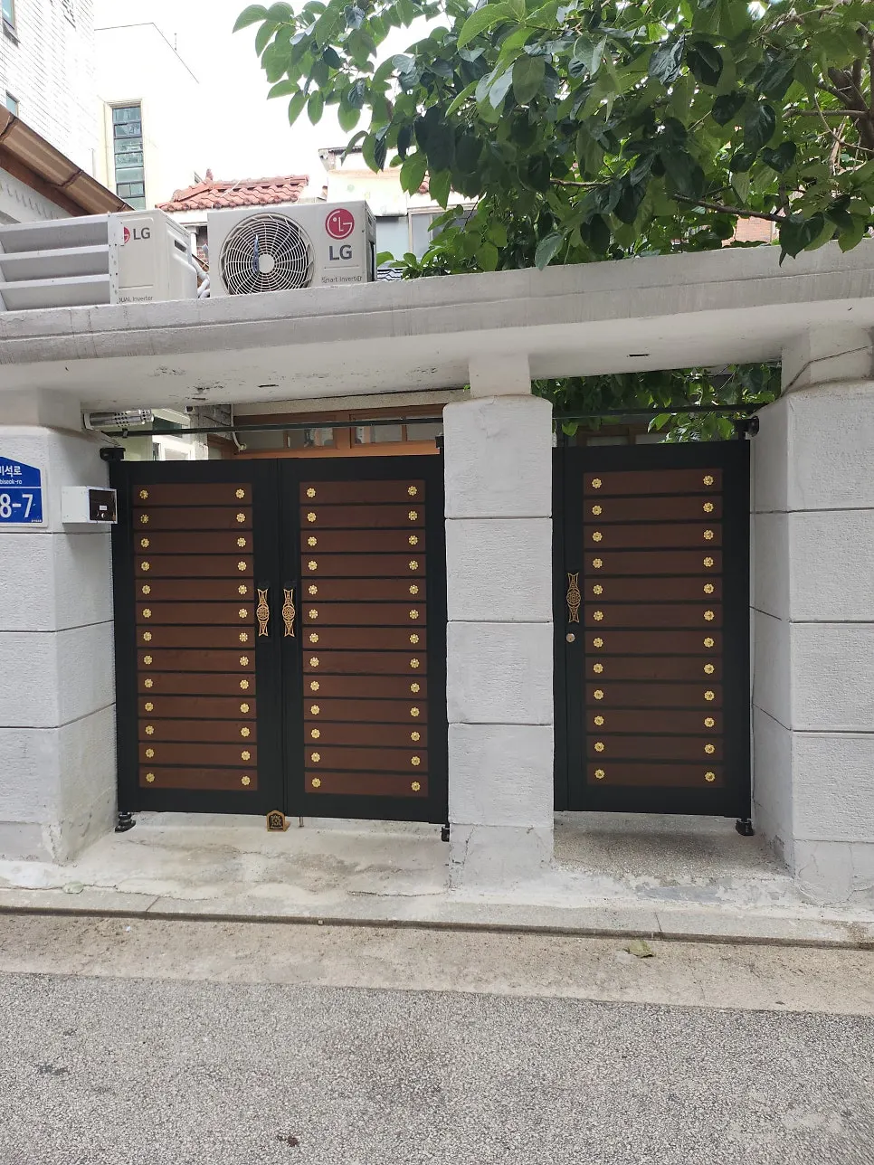 연립주택 처진 대문 교체 시공 기둥 기울어진 현장 설치